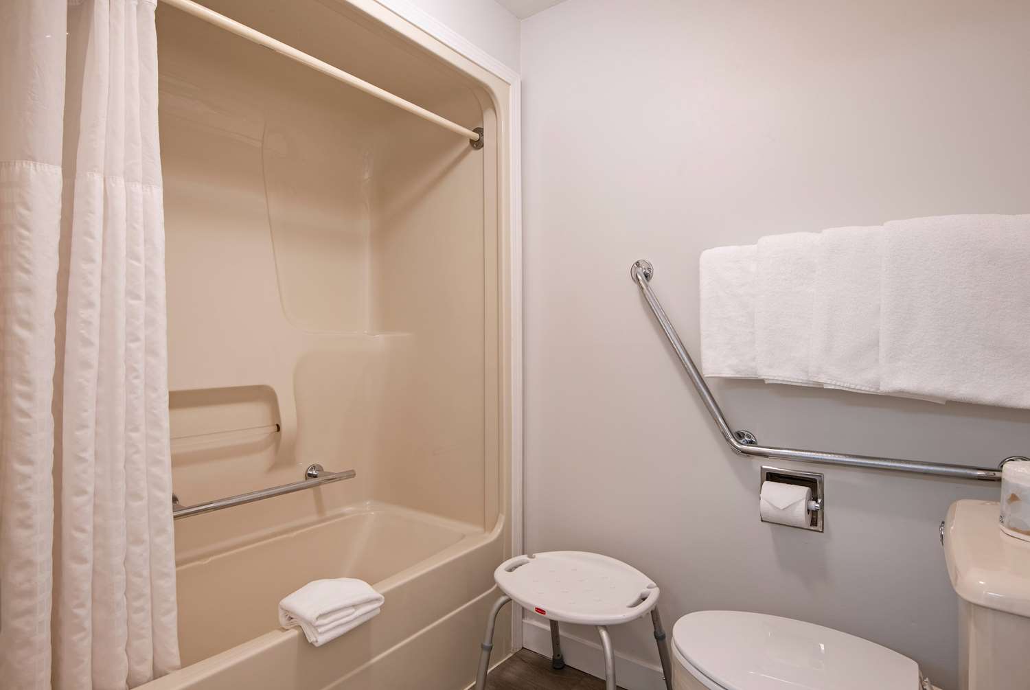 Travelodge By Wyndham Kamloops Mountview 65/69
