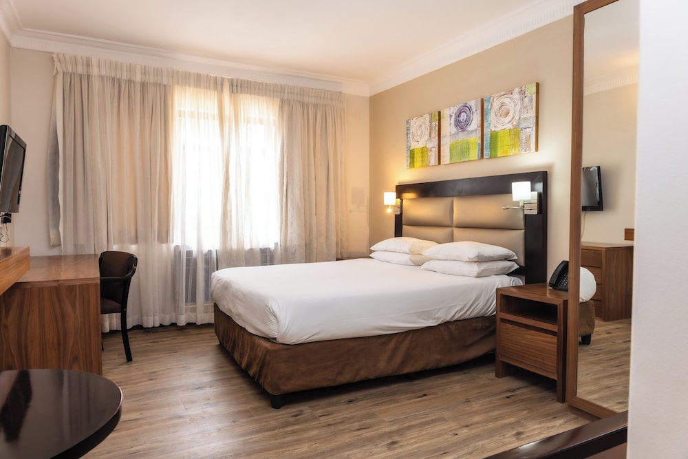 DELUXE, QUEEN BED