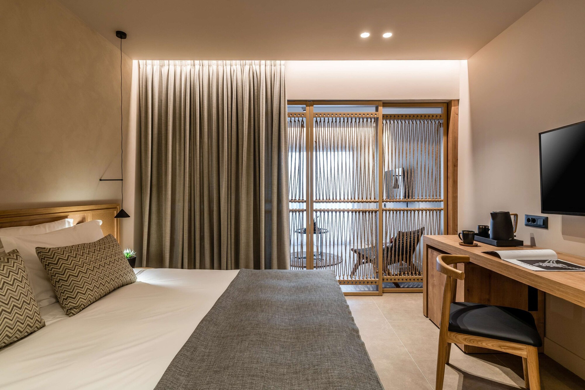 Suite, Queen Bed, 2 Sofa, Swim Up Pool، Ella Helea 4/8