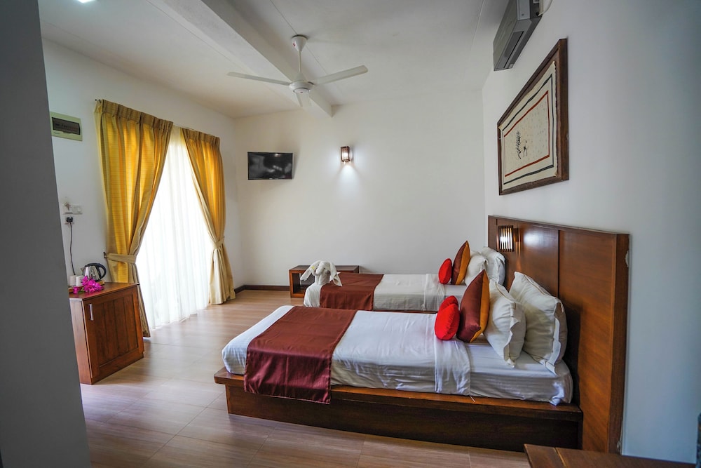 DELUXE, TWIN BEDS, POOL VIEW