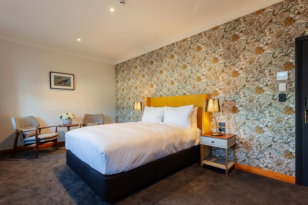 DELUXE, QUEEN BED