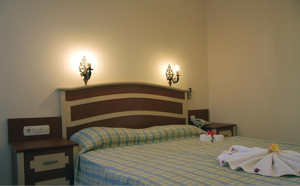 The Blue Lagoon Deluxe Hotel 16/28