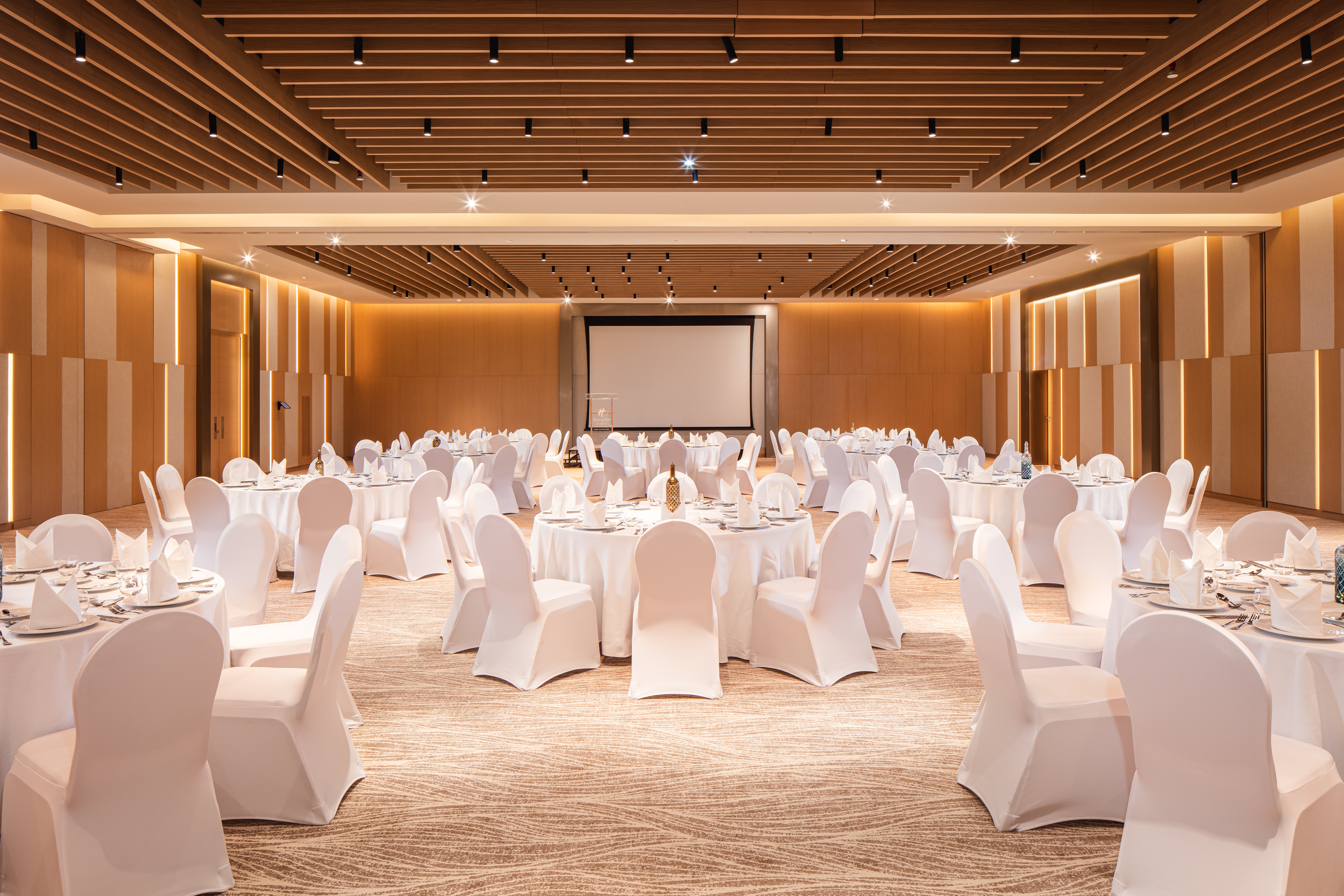 Holiday Inn & Suites Dubai Science Park 39/50