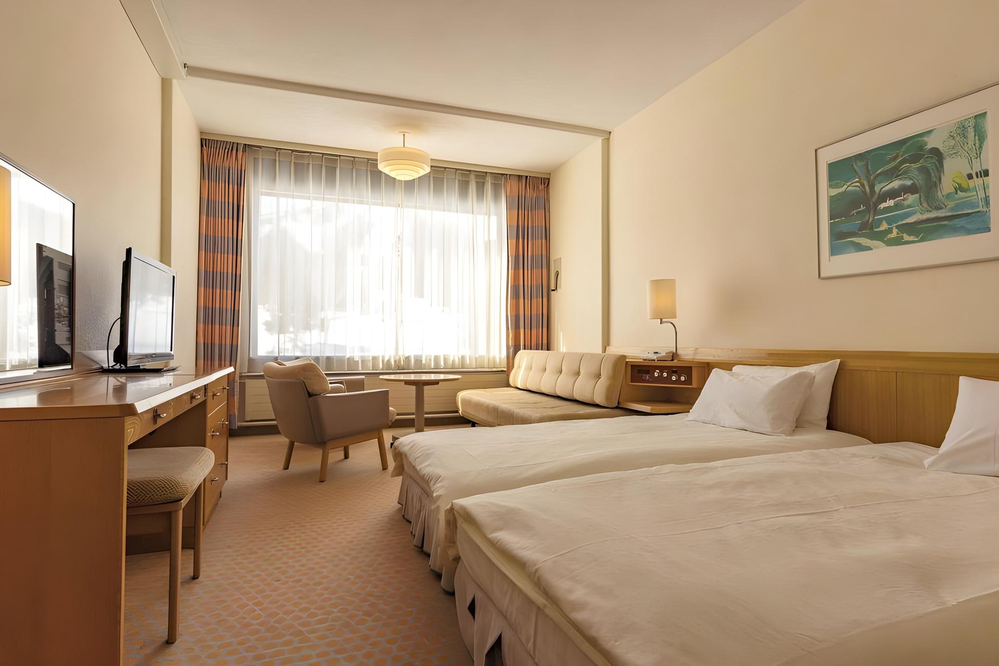 Twin Beds, Sofa, East Wing