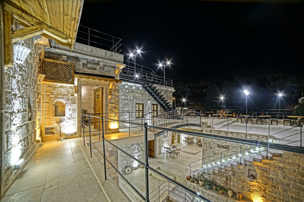 Risus Cave Suites 29/55