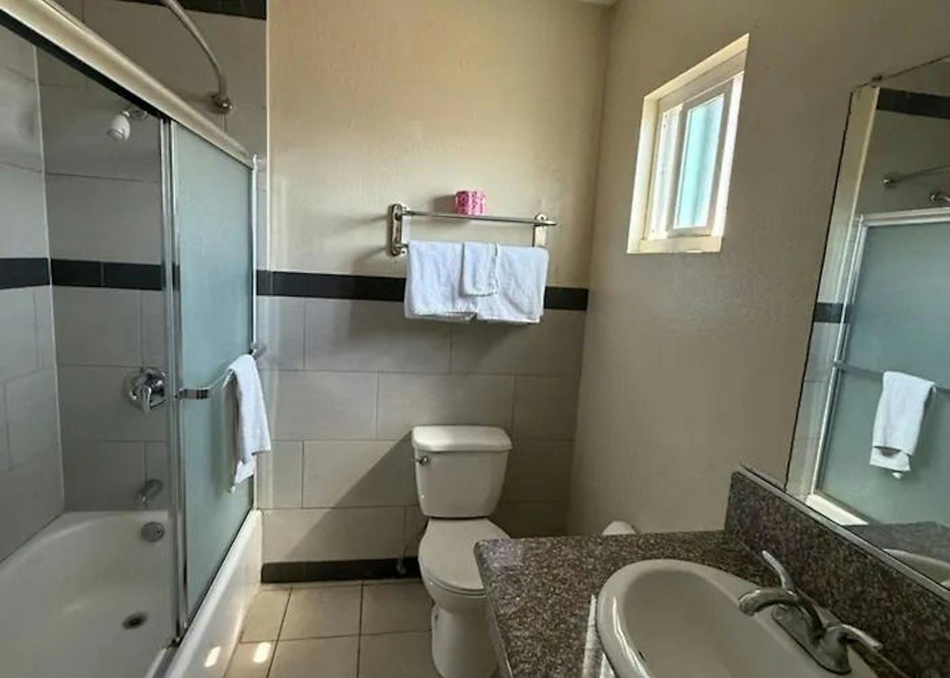 غرفة بسريرين كوين للمدخنين، Robinhood Motel Anaheim West 3/4