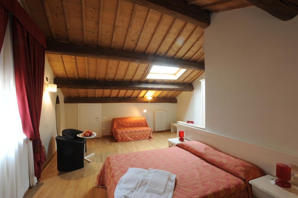 Honey Rooms 9/49