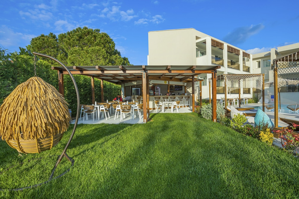 Mirablue Deluxe Residences 44/50