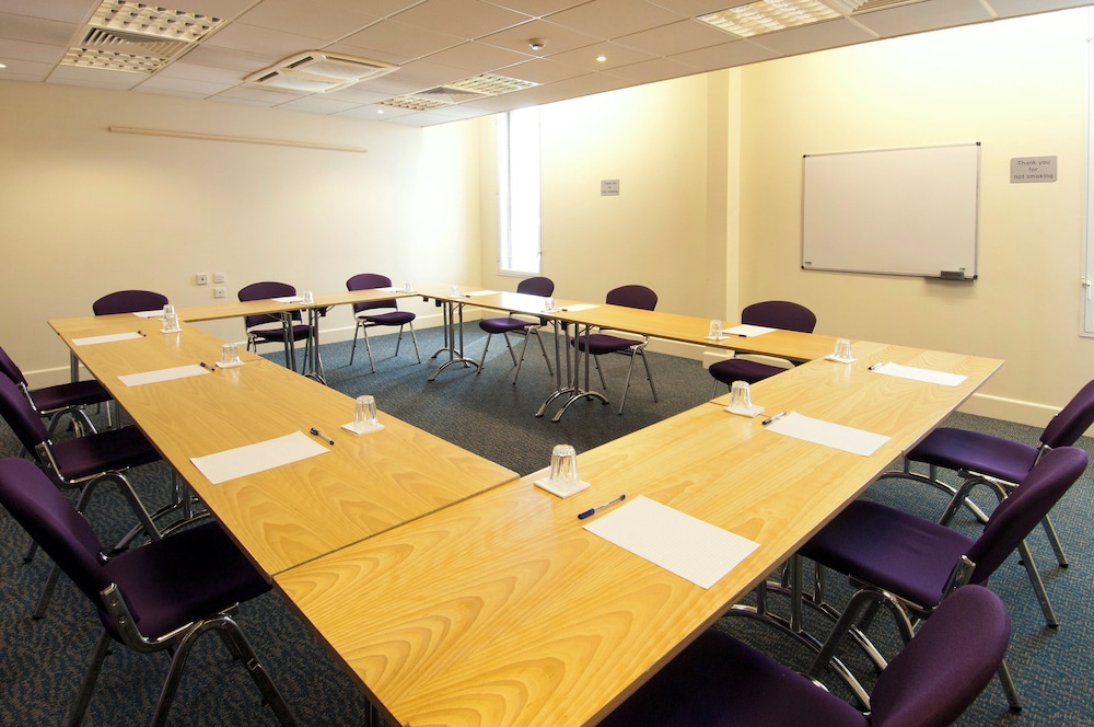 Premier Inn London Heathrow Airport T2 And T3 Bath Road 46/58