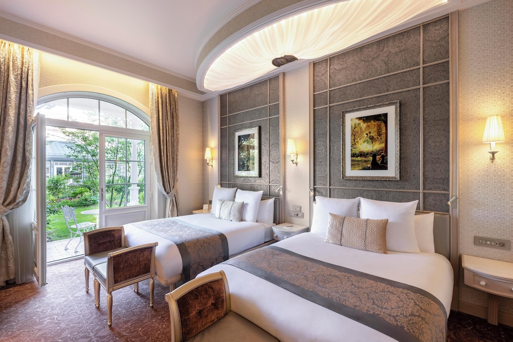 DISNEYLAND HOTEL 16/62