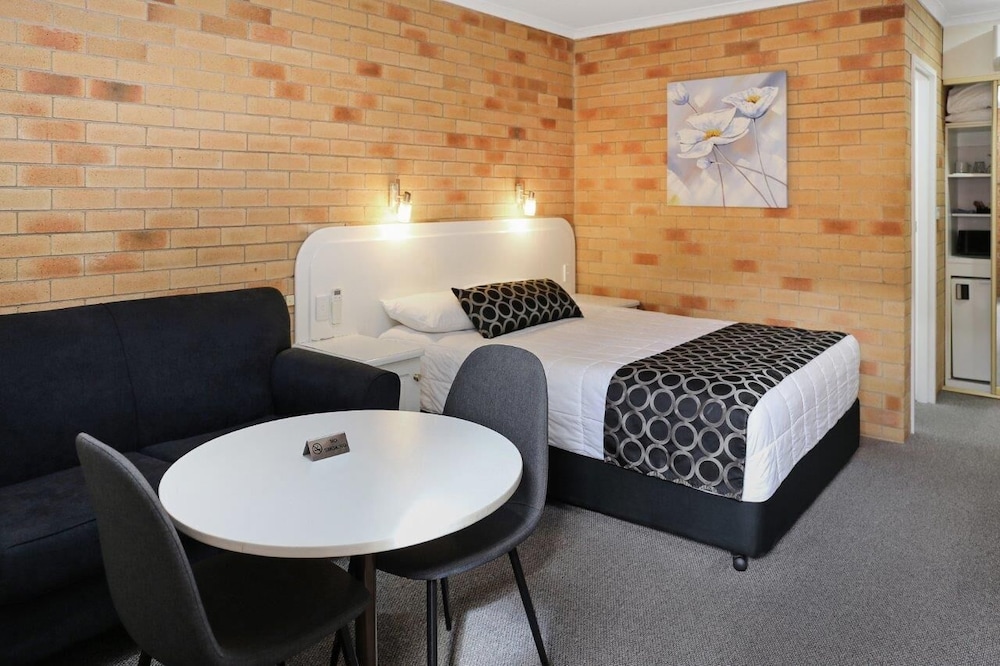 COUSINS MOTOR INN 32/62