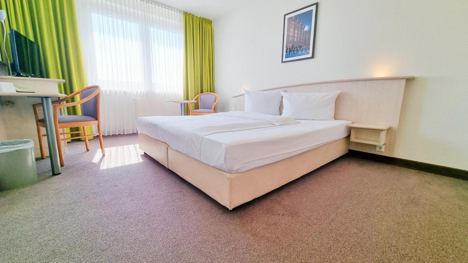 ROOM, SINGLE