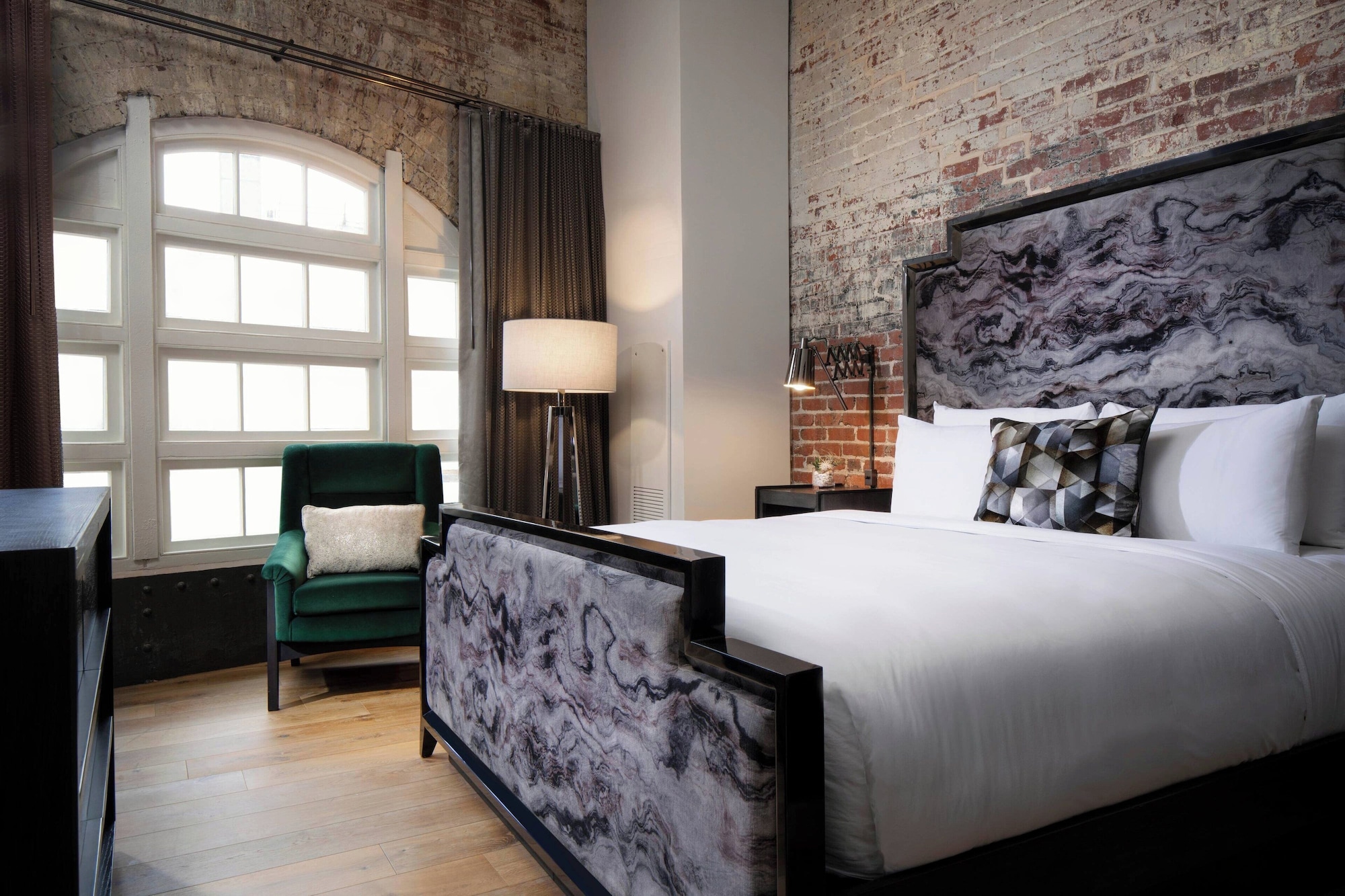 ROOM, KING BED, CITY VIEW