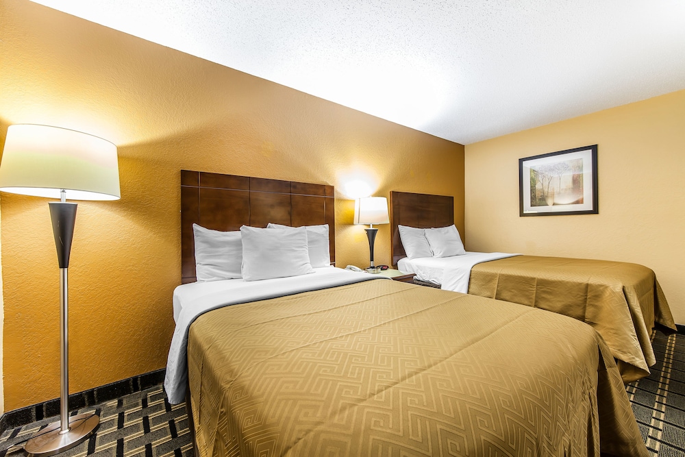 Econo Lodge Cartersville Emerson Lake Point 14/36