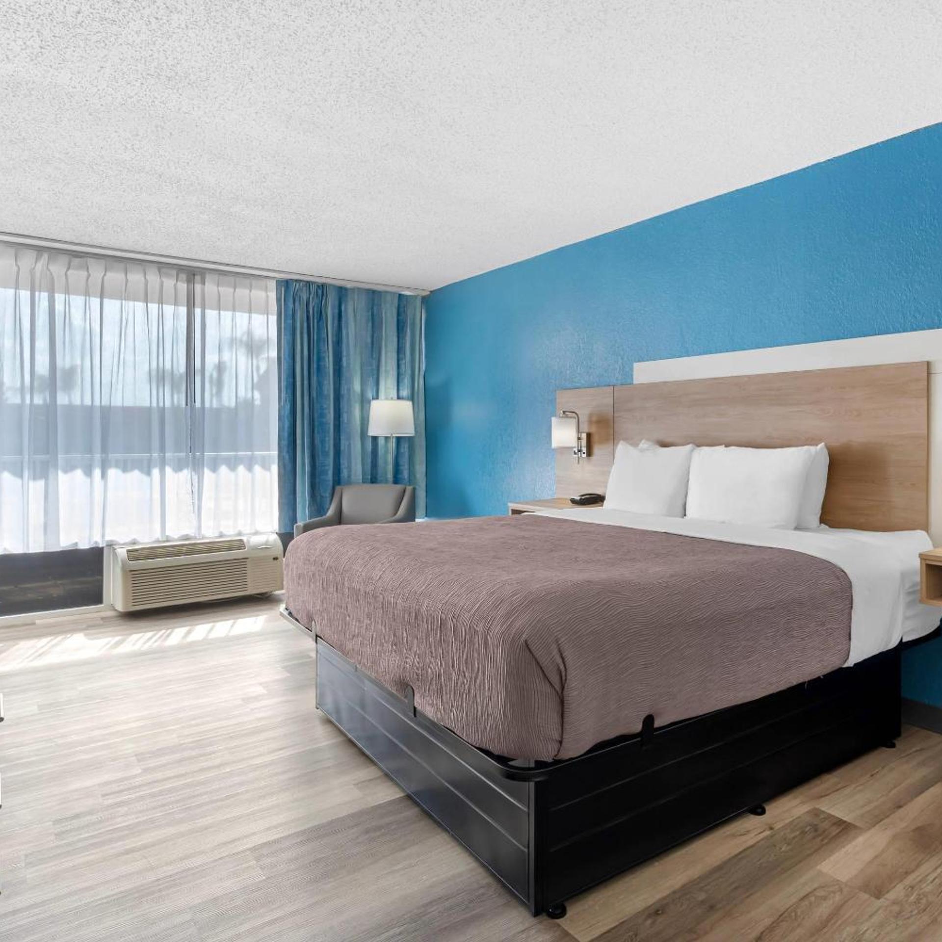 Suite, King Bed, Living Area, Exterior Entrance