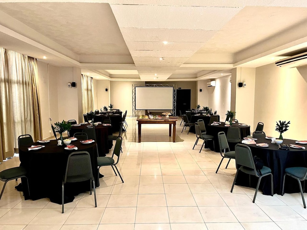 Oasis Tower Hotel 56/61