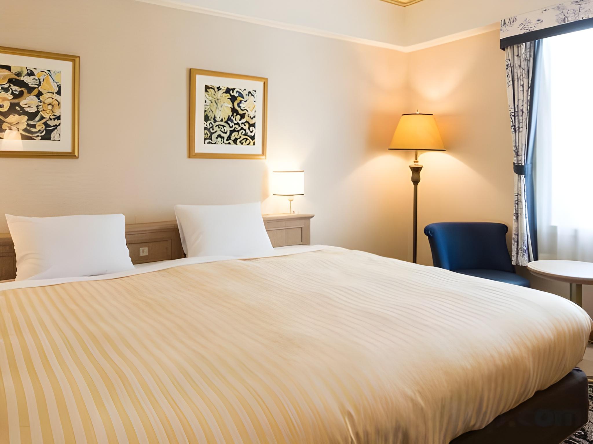 Symphony, King Bed