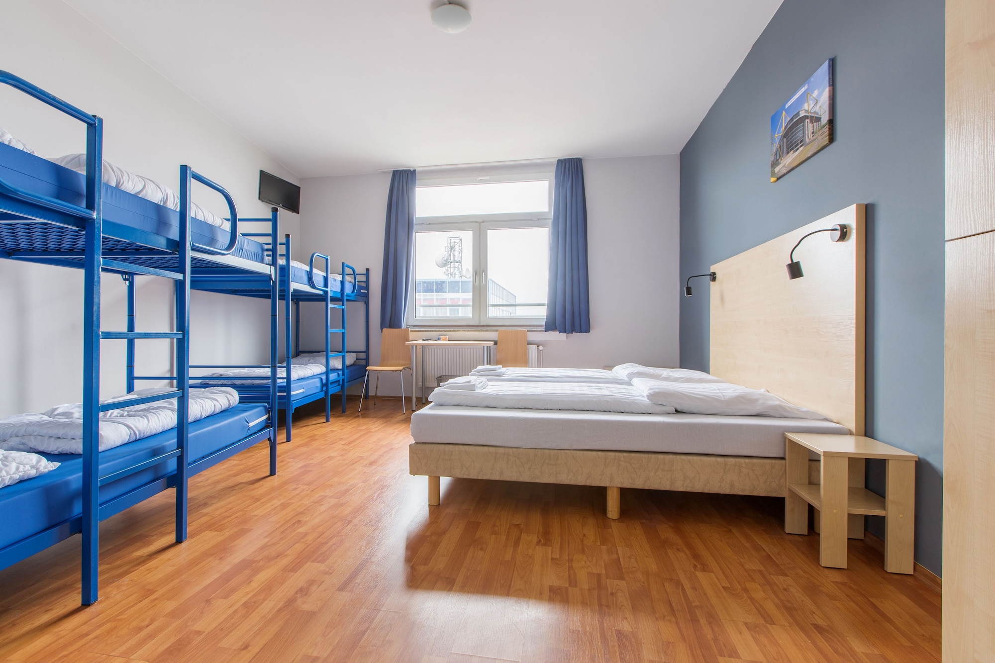 ROOM, 6 BEDS