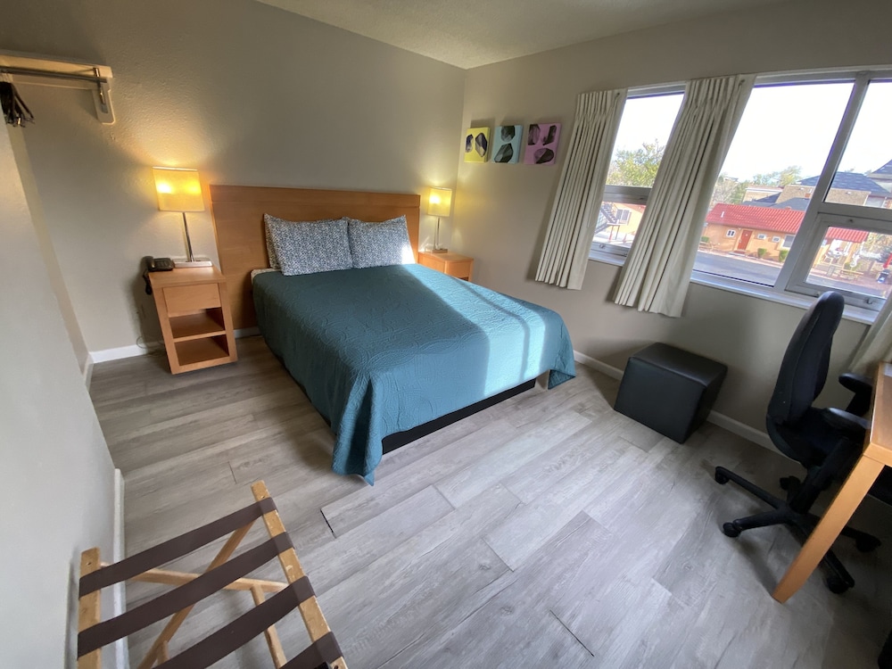 ROOM, QUEEN BED