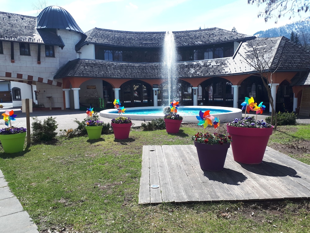 Family Hotel Schloss Rosenegg 57/64