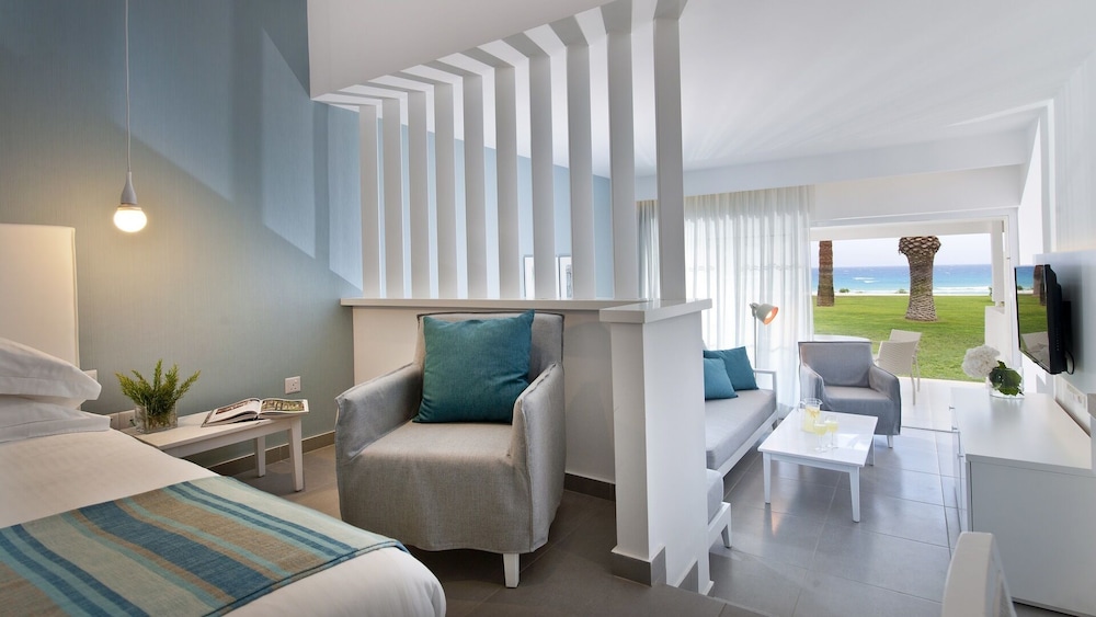 Nissi Beach Resort 30/75