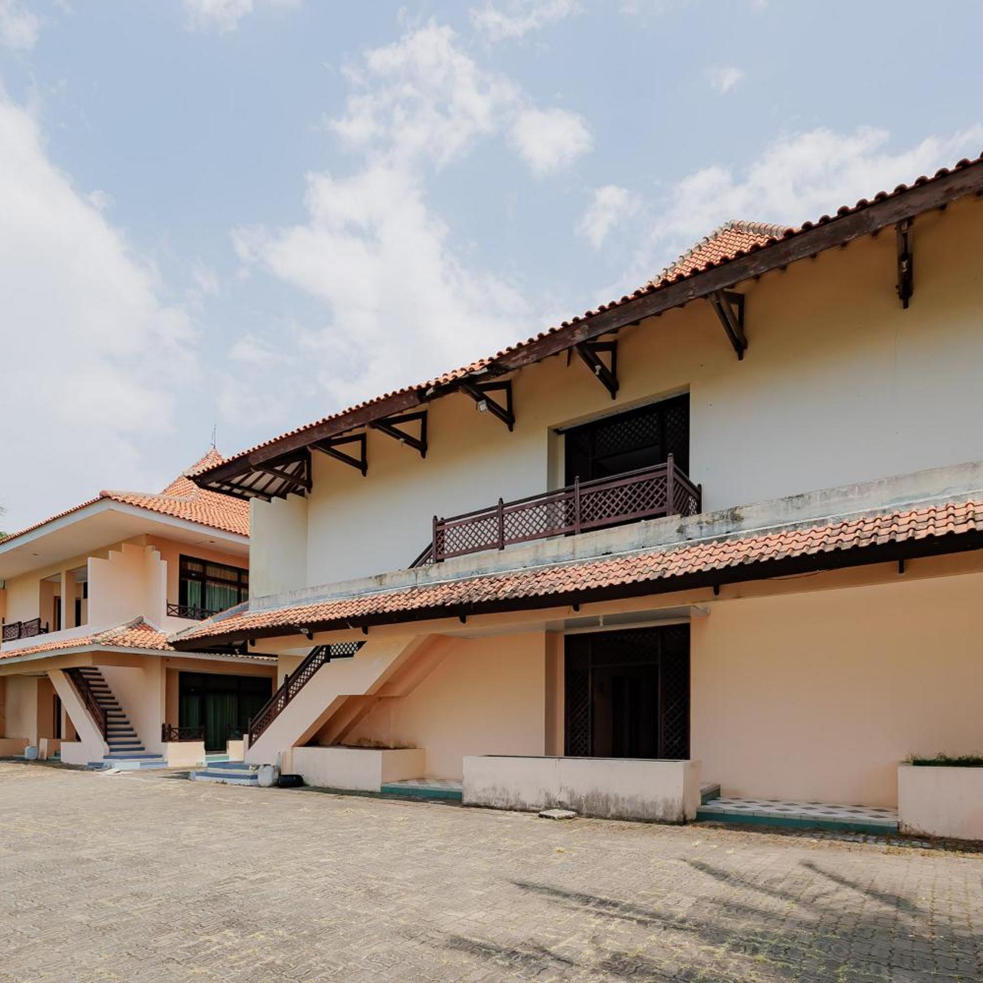 RedDoorz Plus near Tugu Mercusuar Anyer 2/50