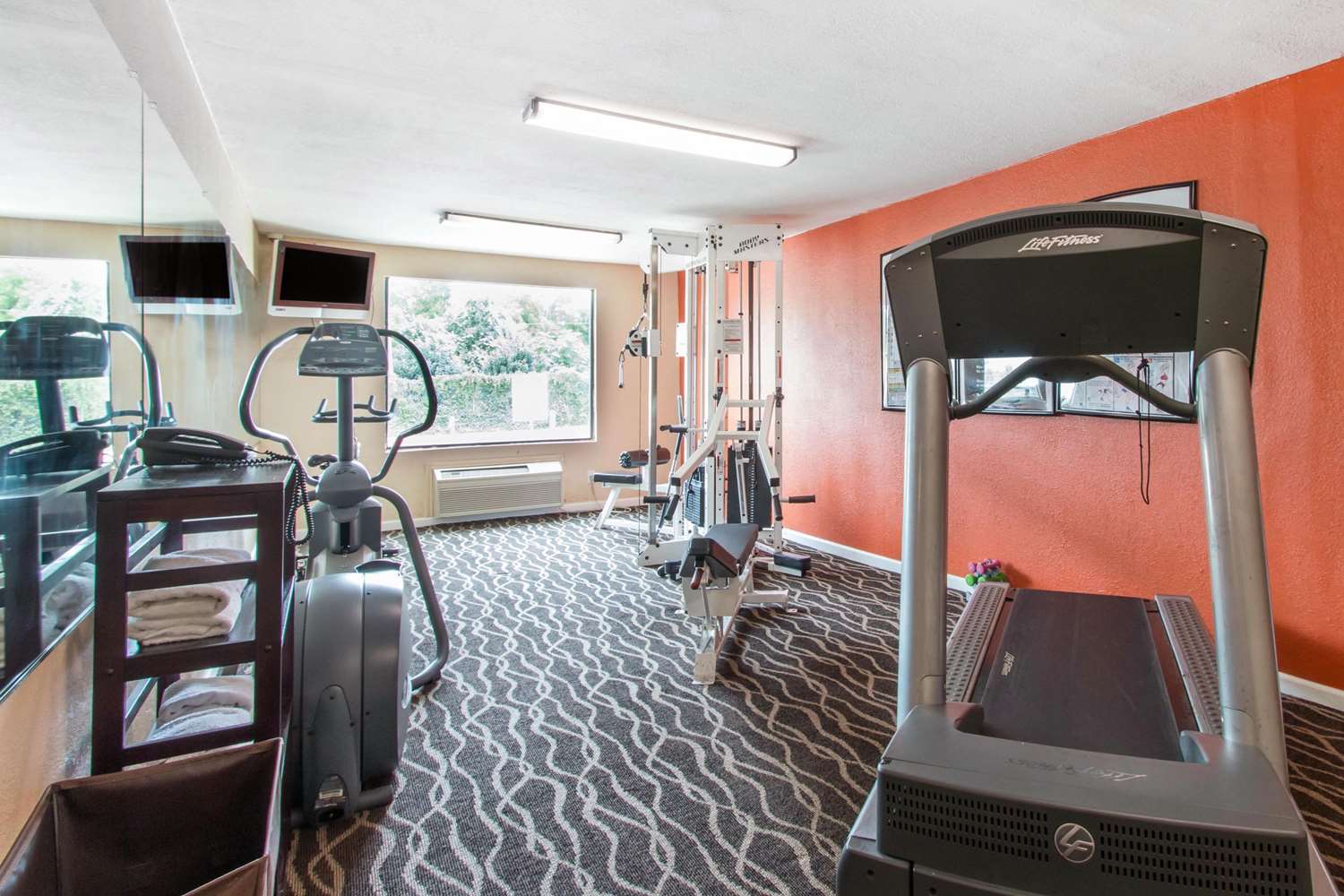 Quality Inn & Suites I-35 Near Frost Bank Center San Antonio, TX 20/33