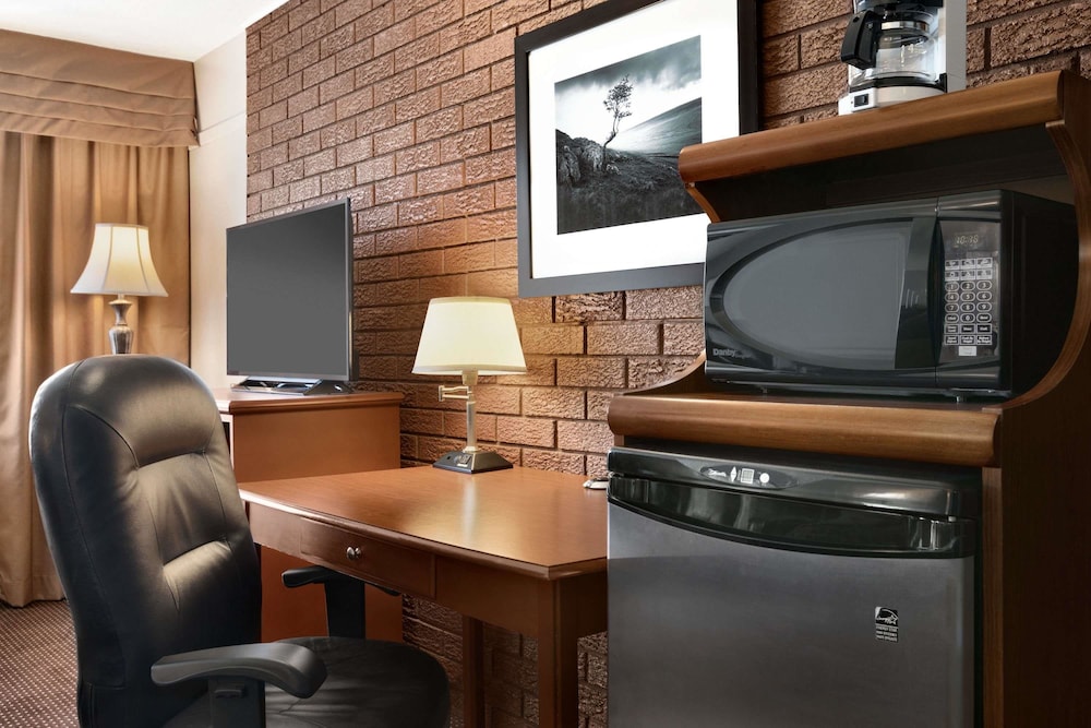 Travelodge By Wyndham Simcoe 39/50