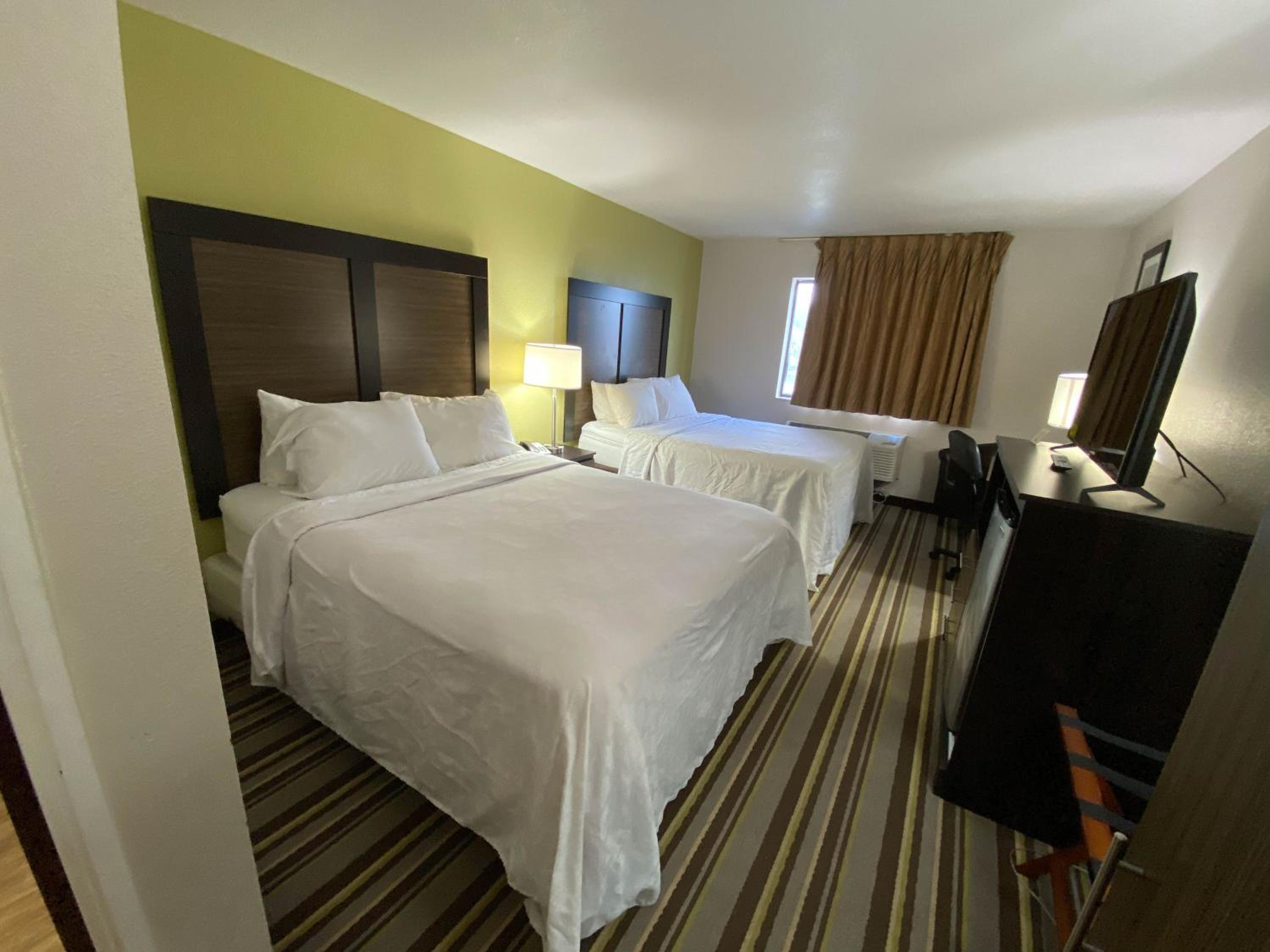 2 Queen Beds - Non-Smoking, Micfridge