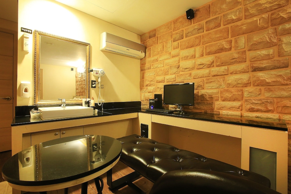 TARA HOTEL 33/40
