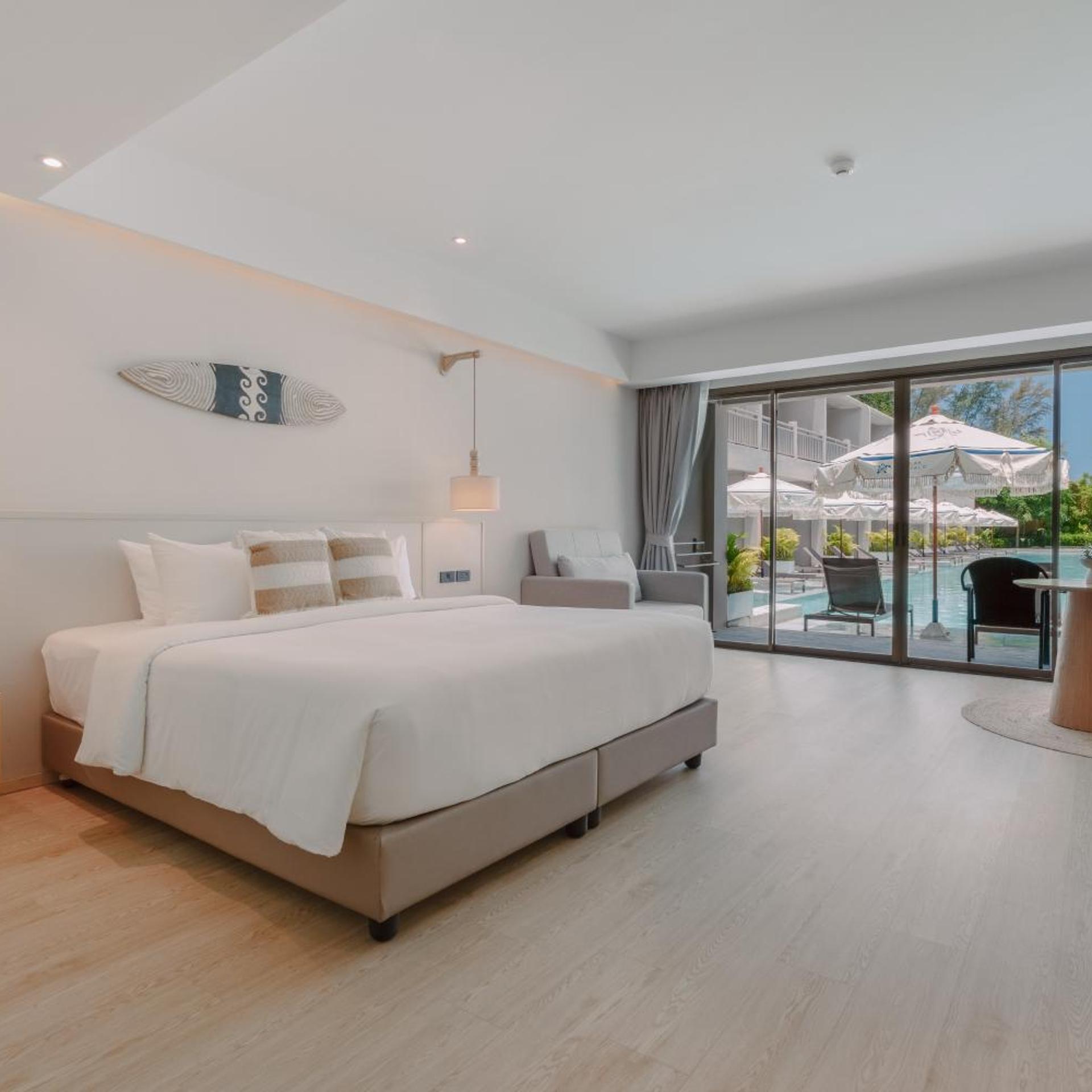 Deluxe, Pool Access, Hive Wing