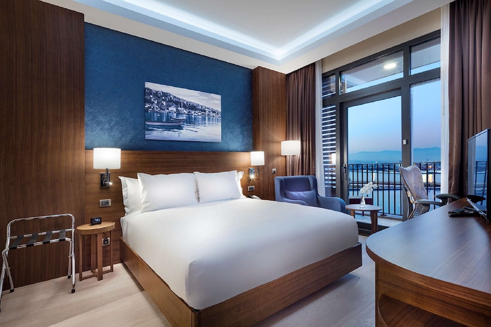 Suite, King and Twin Beds, Bay View