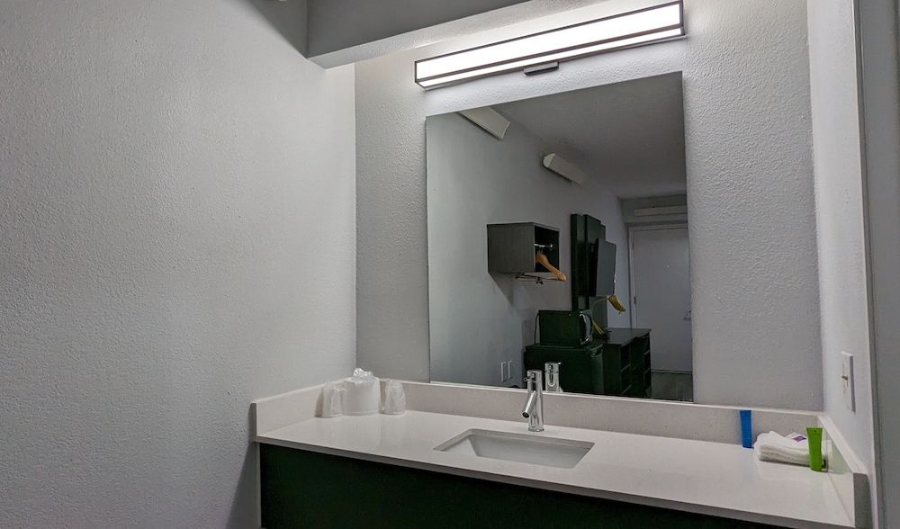 Motel6 Nashua, NH - South 48/55