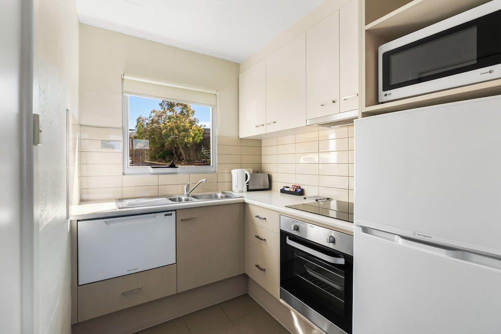 BAY VIEW VILLAS 4/64