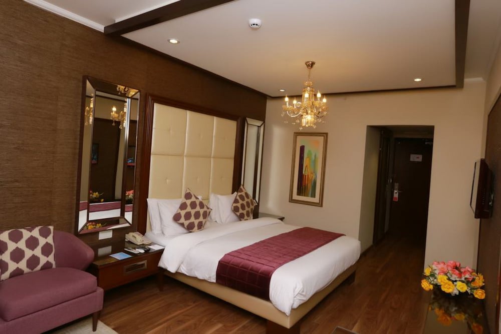 Room, Queen Bed, Pool Wing
