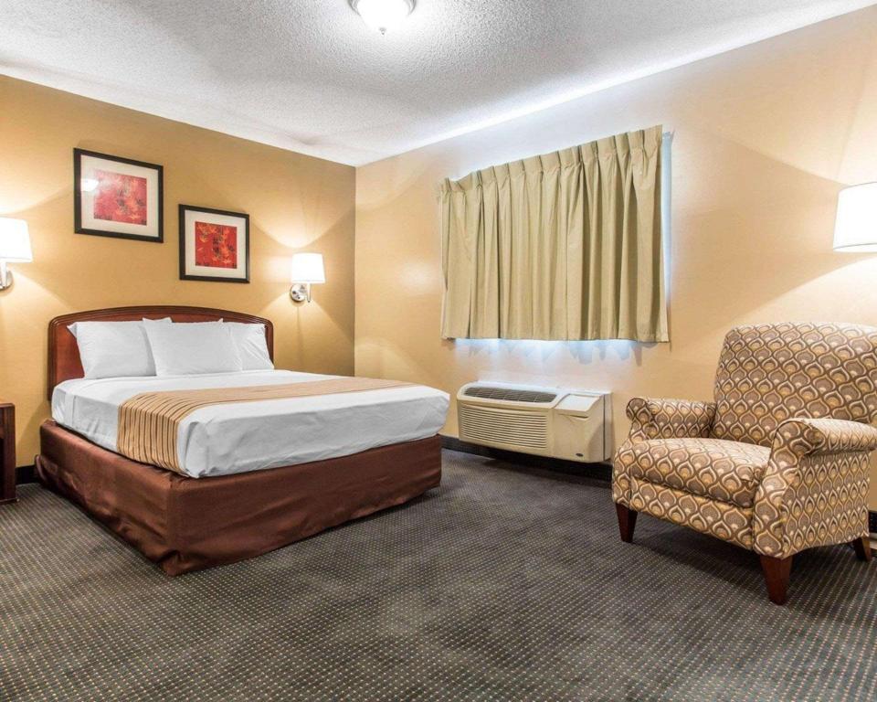 Efficiency, Queen Bed, Smoking