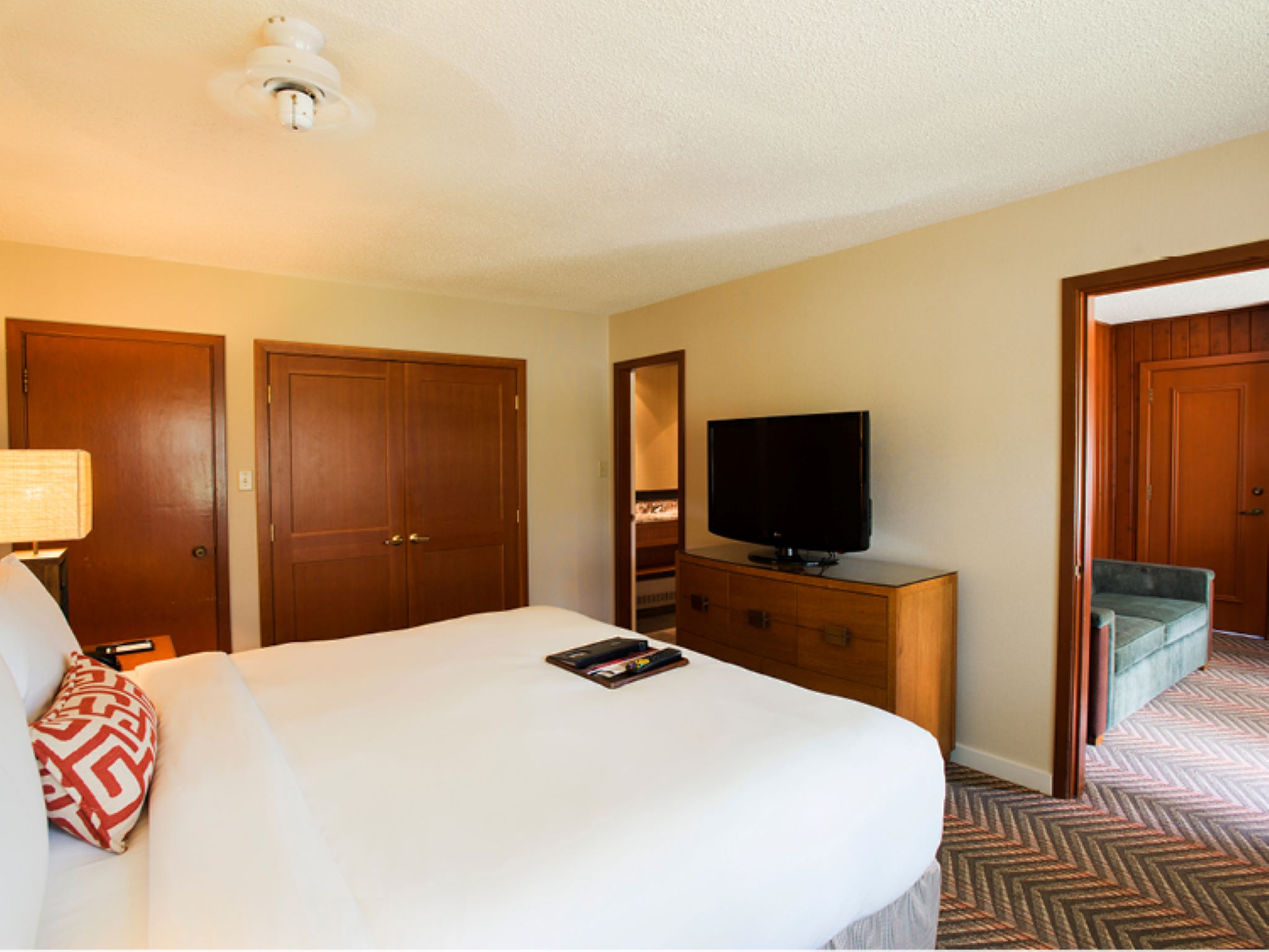 Premier, Deluxe, King Bed, Partial Lake View