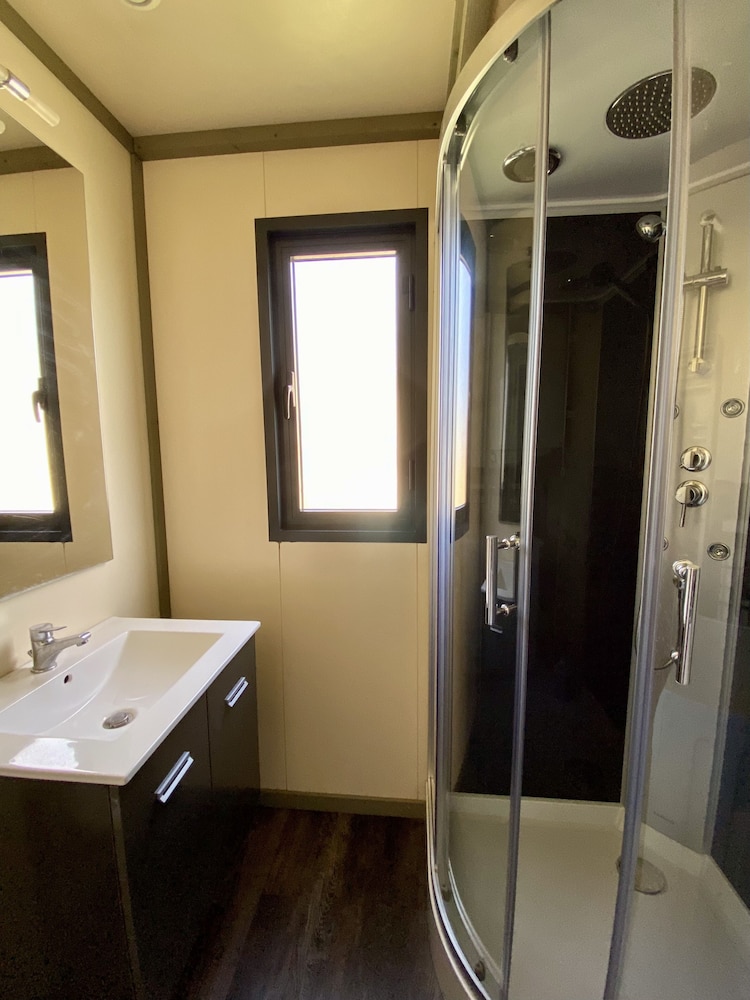 3 Bedrooms, Lodge, 1 Queen and 4 Single Beds