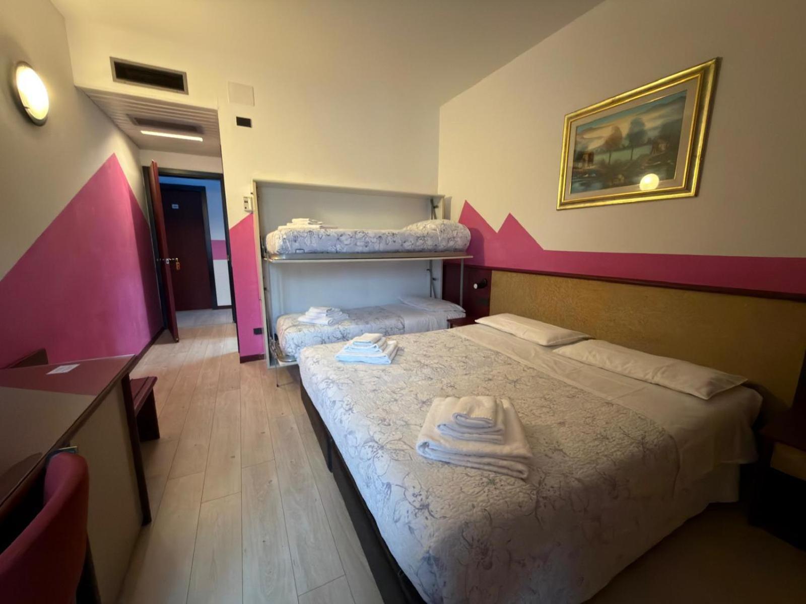 Room, Quadruple