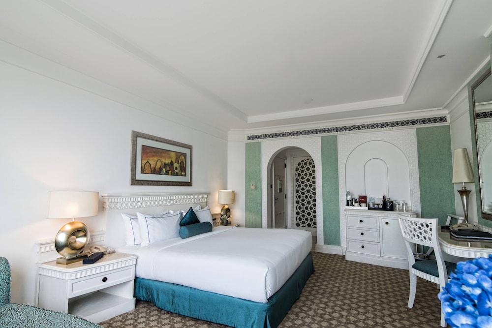 Al Habtoor Grand Resort, Autograph Collection 12/75