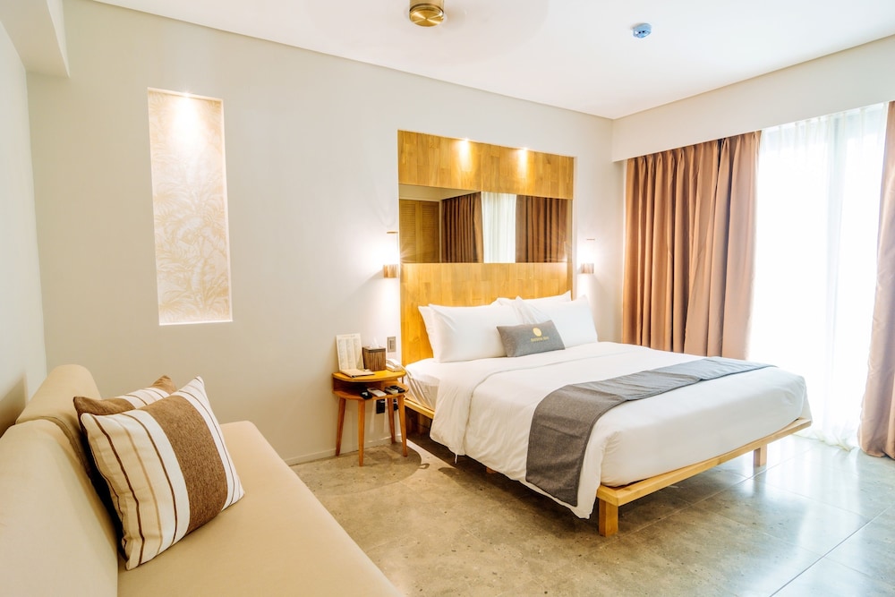 PREMIER, DELUXE, POOL ACCESS
