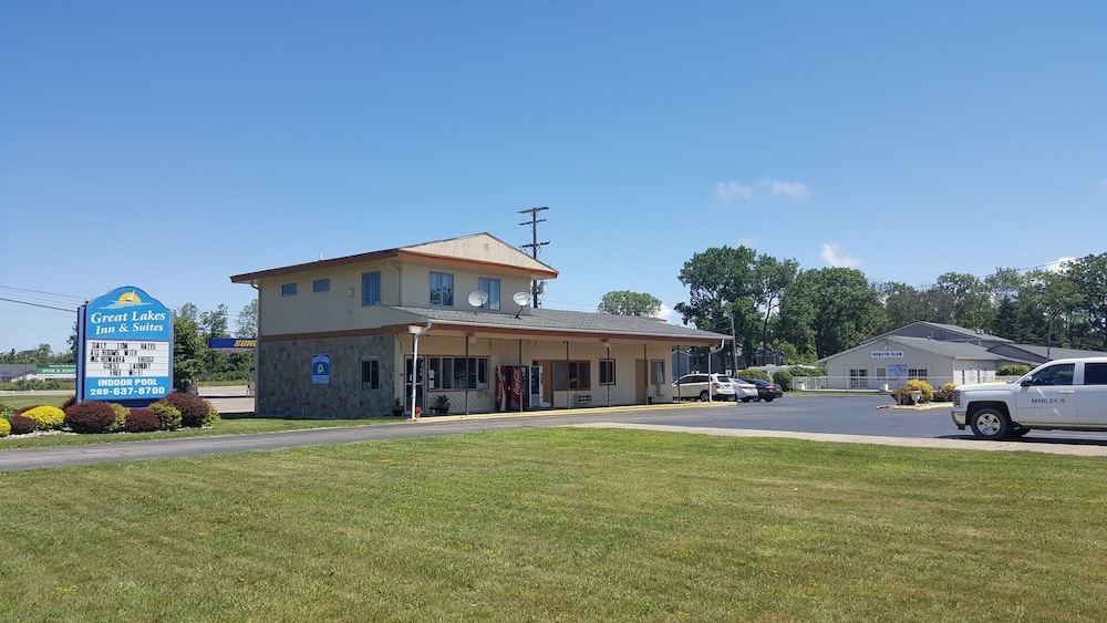 Great Lakes Inn and Suites 1/45