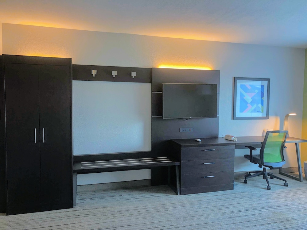 Holiday Inn Express Suites Hearne 47/49