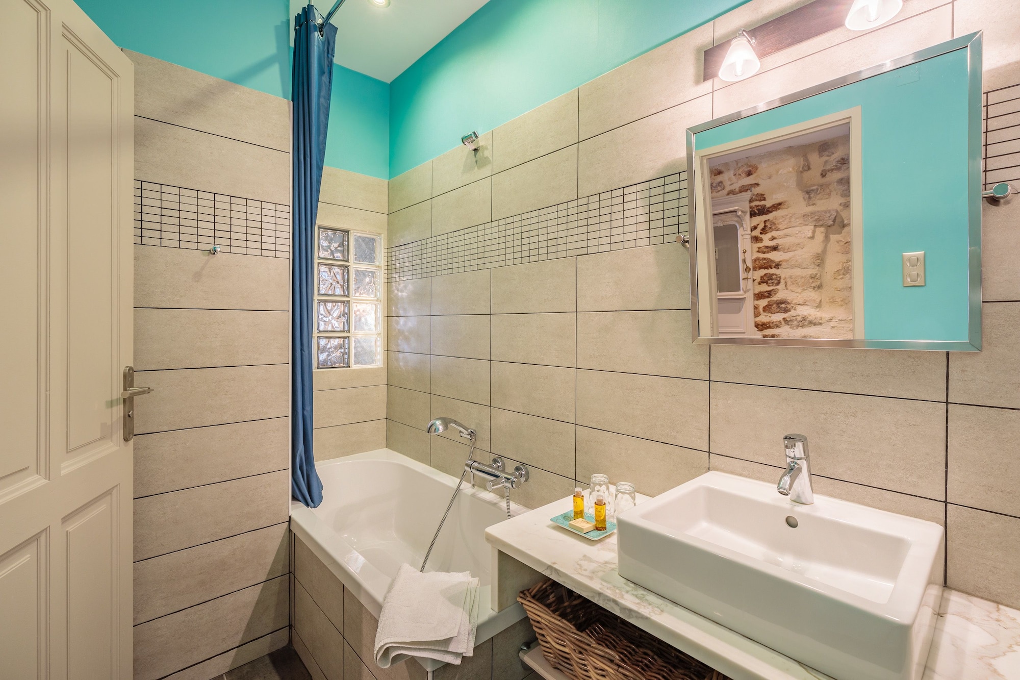 SUPERIOR, DOUBLE BED, BATHTUB