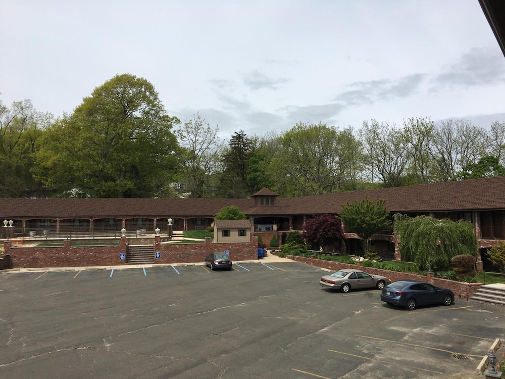 Chalet Inn & Suites Centerport 38/45