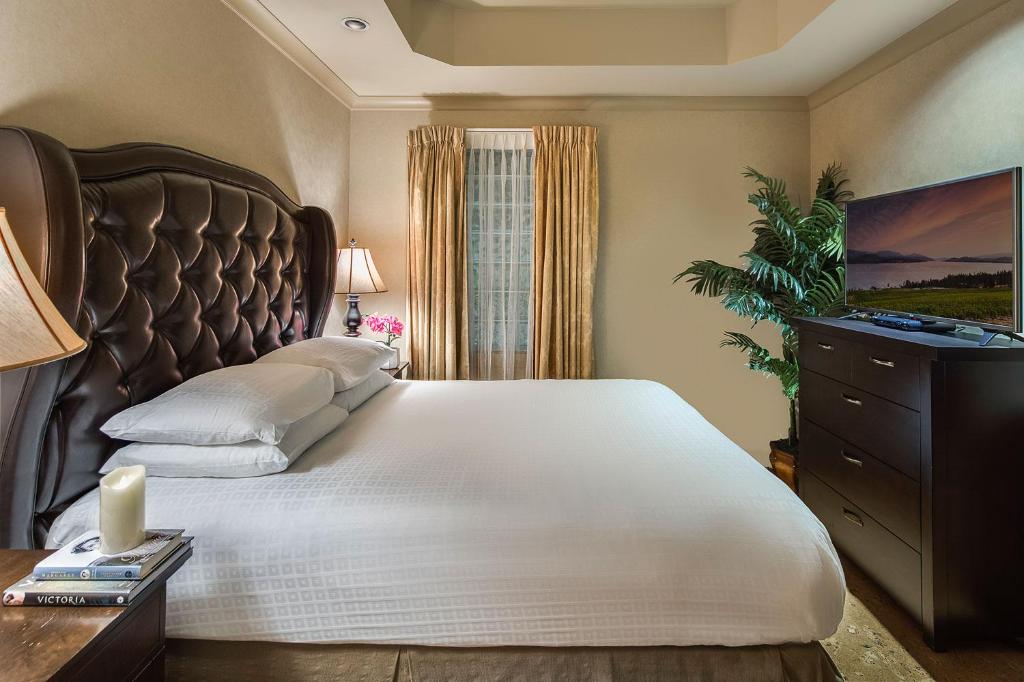 1 Bedroom, Suite, Queen Bed, The Royal Kelowna 2/4