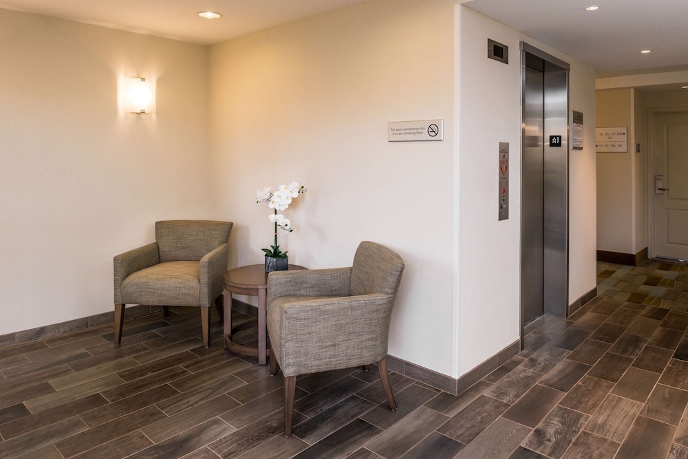 Hampton Inn Channel Islands Harbor 30/65