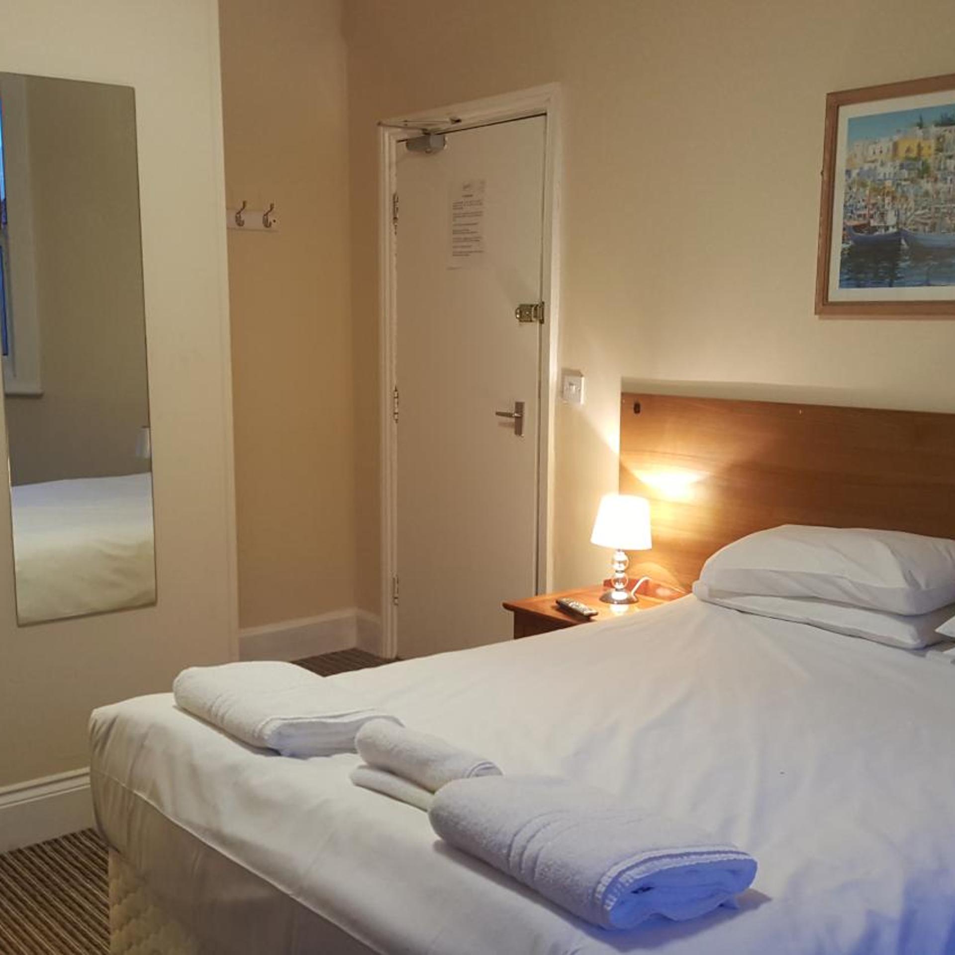 Semi Basement, Double Bed، The York Hotel 6/10