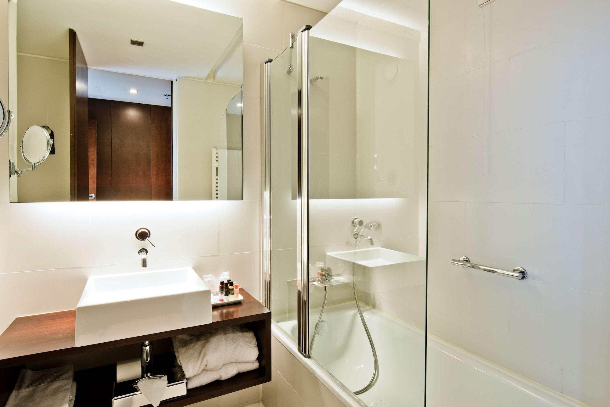 جناح بسرير مزدوج بحوض استحمام، Golden Tulip Sao Joao da Madeira Hotel 2/5