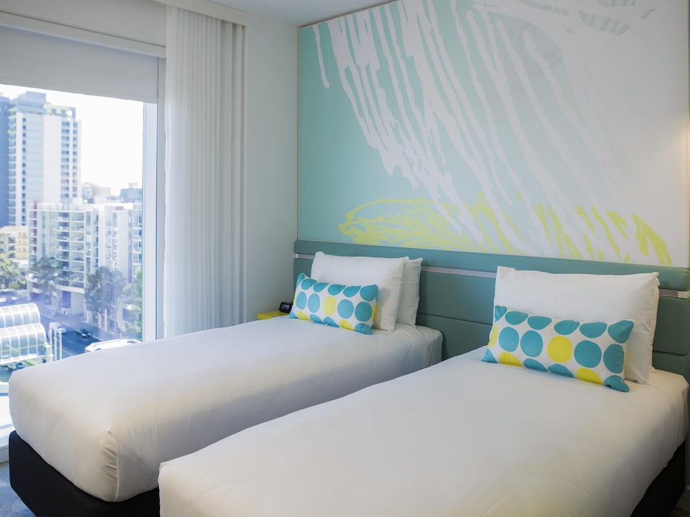 SUPERIOR, TWIN BEDS, CITY VIEW